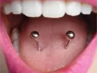 Lengua con 2 piercings.