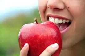 Mujer mordiendo manzana