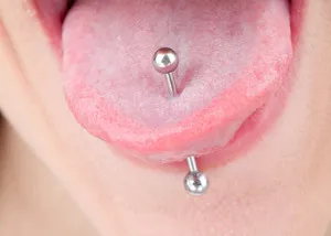 Piercing en lengua.